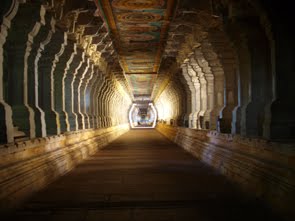 Lång och känd tempelkorridor